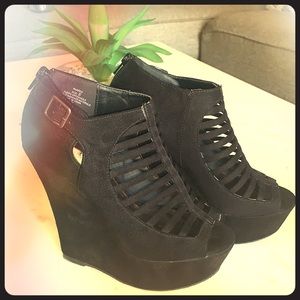 madden girl velvet wedges